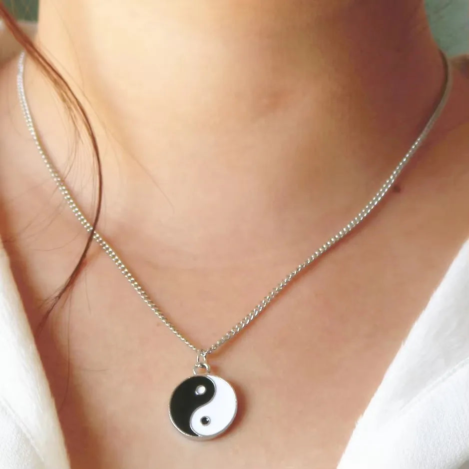 Colier Minimalist Argintiu Femei – Pandantiv Frunză și Cruce