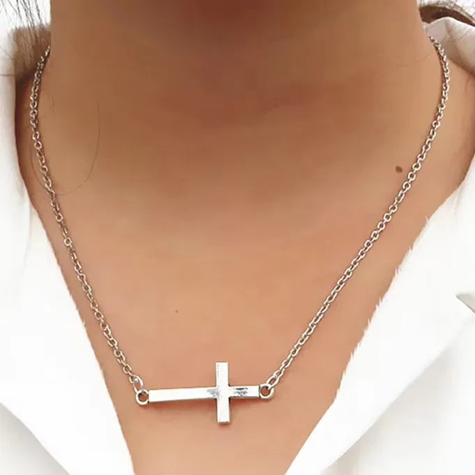 Colier Minimalist Argintiu Femei – Pandantiv Frunză și Cruce